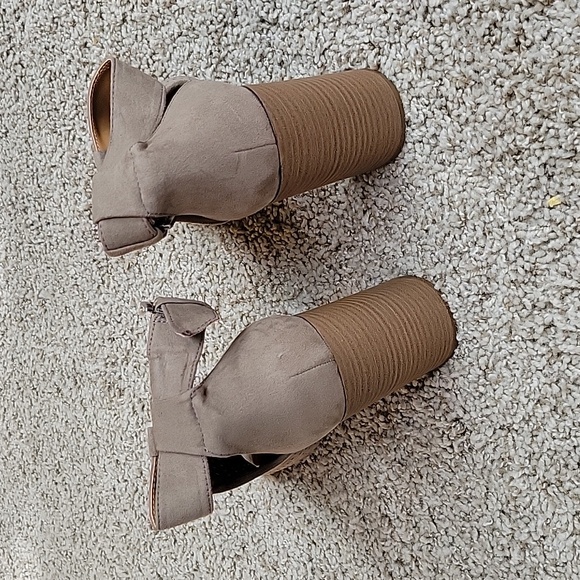 Universal Threads block heel ankle sandal peep toe tan women's size 9.5 - Picture 2 of 6